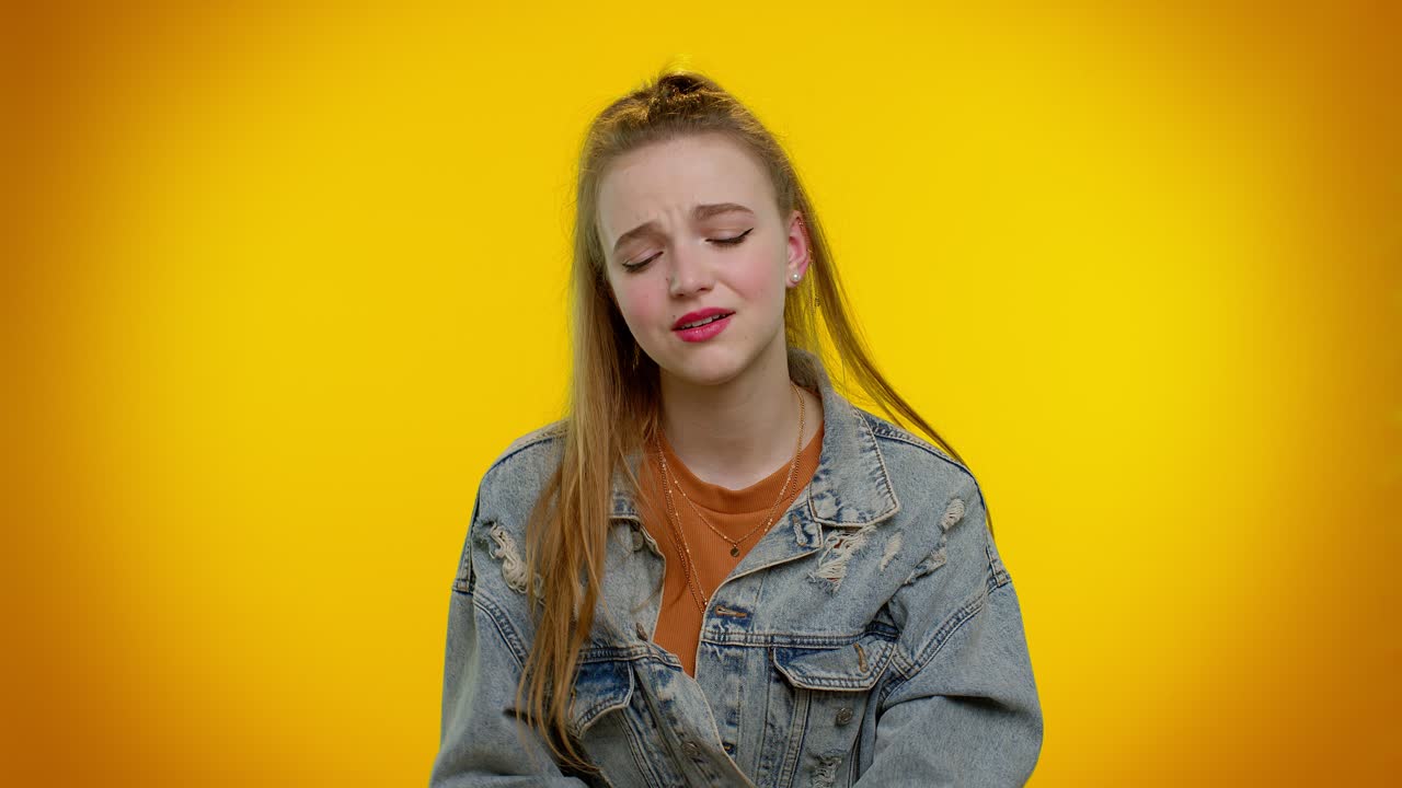 행운을 기다리는 젊은 여성, 패배 놀라게 갑작스러운 복권 결과, 불운의 손실