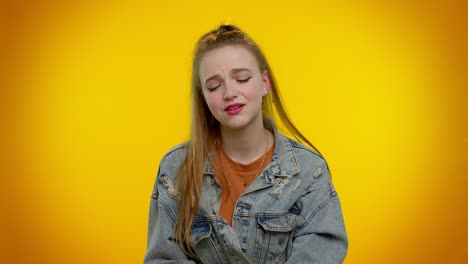 mujer joven esperando buena suerte, pierde sorprenderse resultados repentinos de la lotería, mala fortuna pérdida