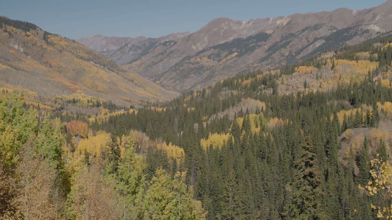 Valle montana panoramica in autunno