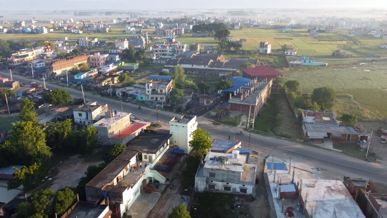 un vuelo aéreo de bajo nivel sobre la ciudad de nepalgunj en la región occidental de nepal a la luz del atardecer