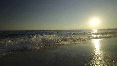 escena de la playa al atardecer