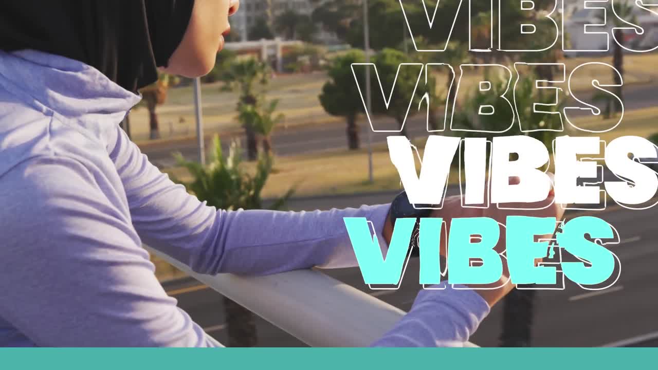 animación de vibraciones de texto sobre mujer con reloj inteligente