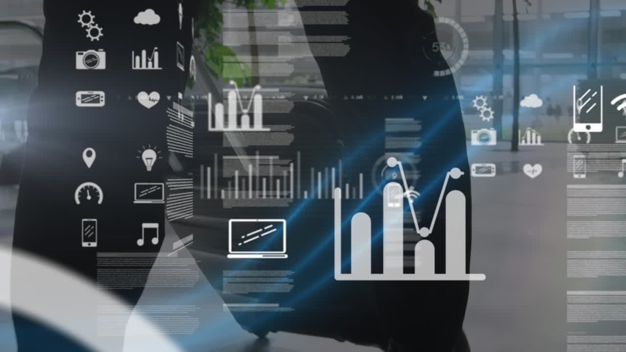 pantallas con procesamiento de datos contra la sección baja del hombre de negocios caminando con la bolsa del tranvía caminando