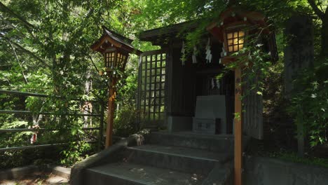 pacífico santuario de agato ubicado en las escaleras que conducen a la pagoda chureito