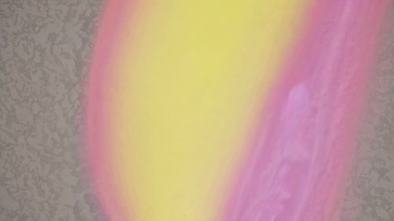 Concept de vidéo abstraite avec une traînée diagonale de lumière rose et jaune sur un gris texturé