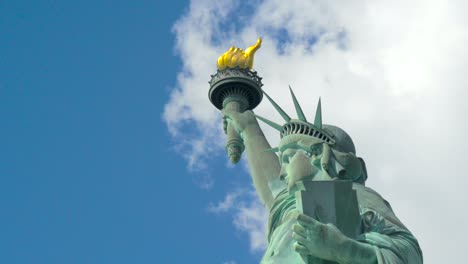 wolken ziehen schnell über die freiheitsstatue