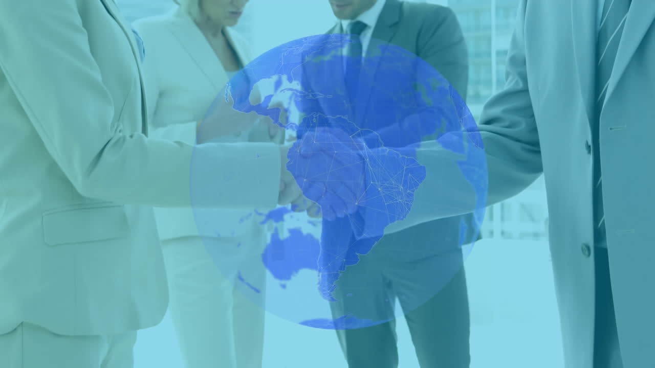 다민족 사업가들의 그룹이 세계를 회전시키기 위해 손을 흔들고 있습니다.