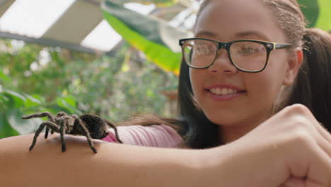 Junges-Mädchen-Hält-Eine-Vogelspinne-Mit-Einem-Freund,-Der-Mit-Dem-Smartphone-Ein-Foto-Macht-Und-Einen-Zooausflug-In-Den-Sozialen-Medien-Teilt-Und-Etwas-über-Spinnentiere-Im-Naturschutzgebiet-Lernt.-4k