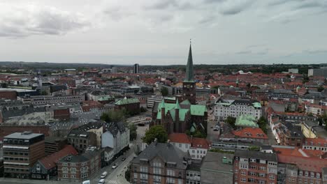 ascenso aéreo del paisaje urbano de aarhus y st