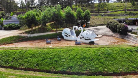 escultura de arcilla de dos cisnes con el cuello curvado en forma de corazón