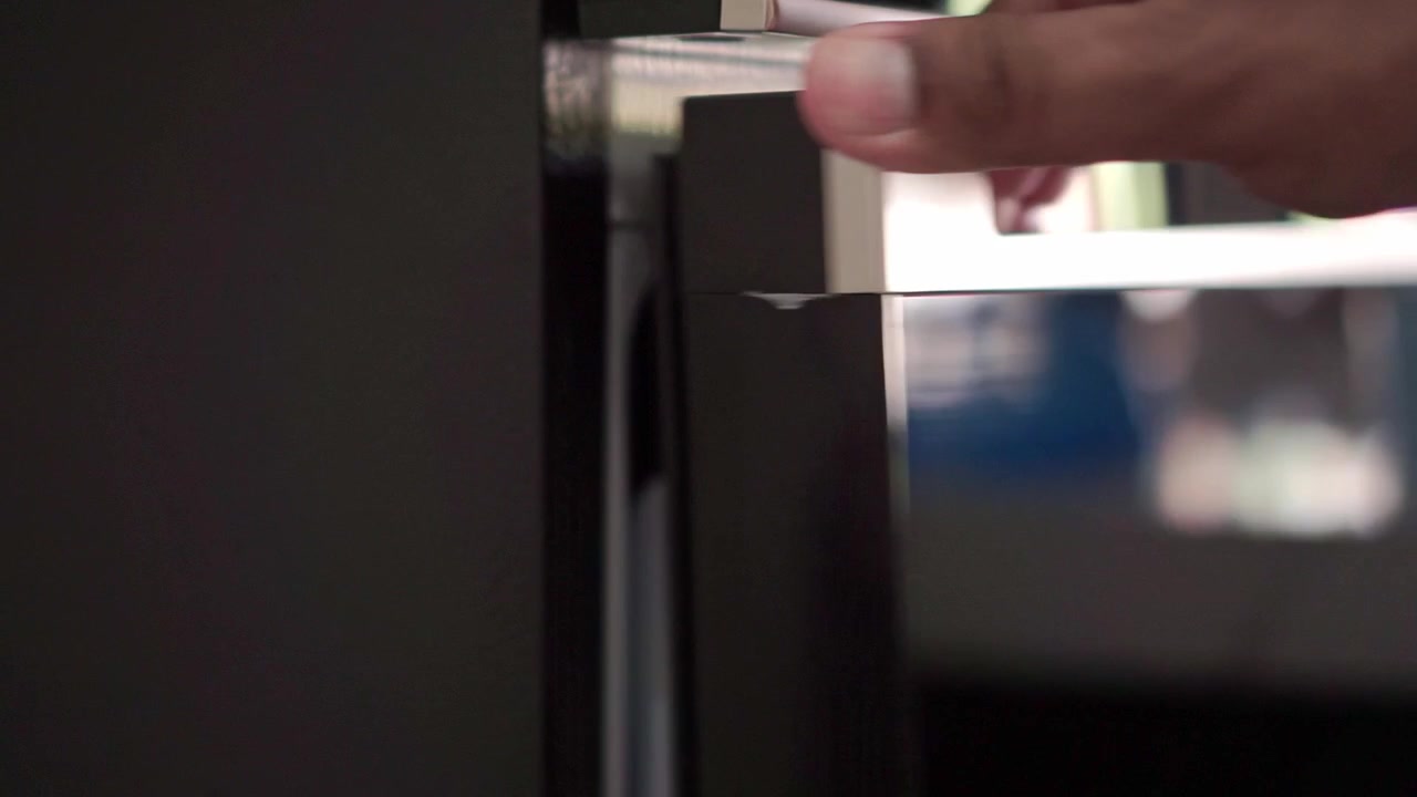 main ouvrant la porte du réfrigérateur, plan en mouvement flou, concept d'appareil de cuisine et de routine ménagère quotidienne