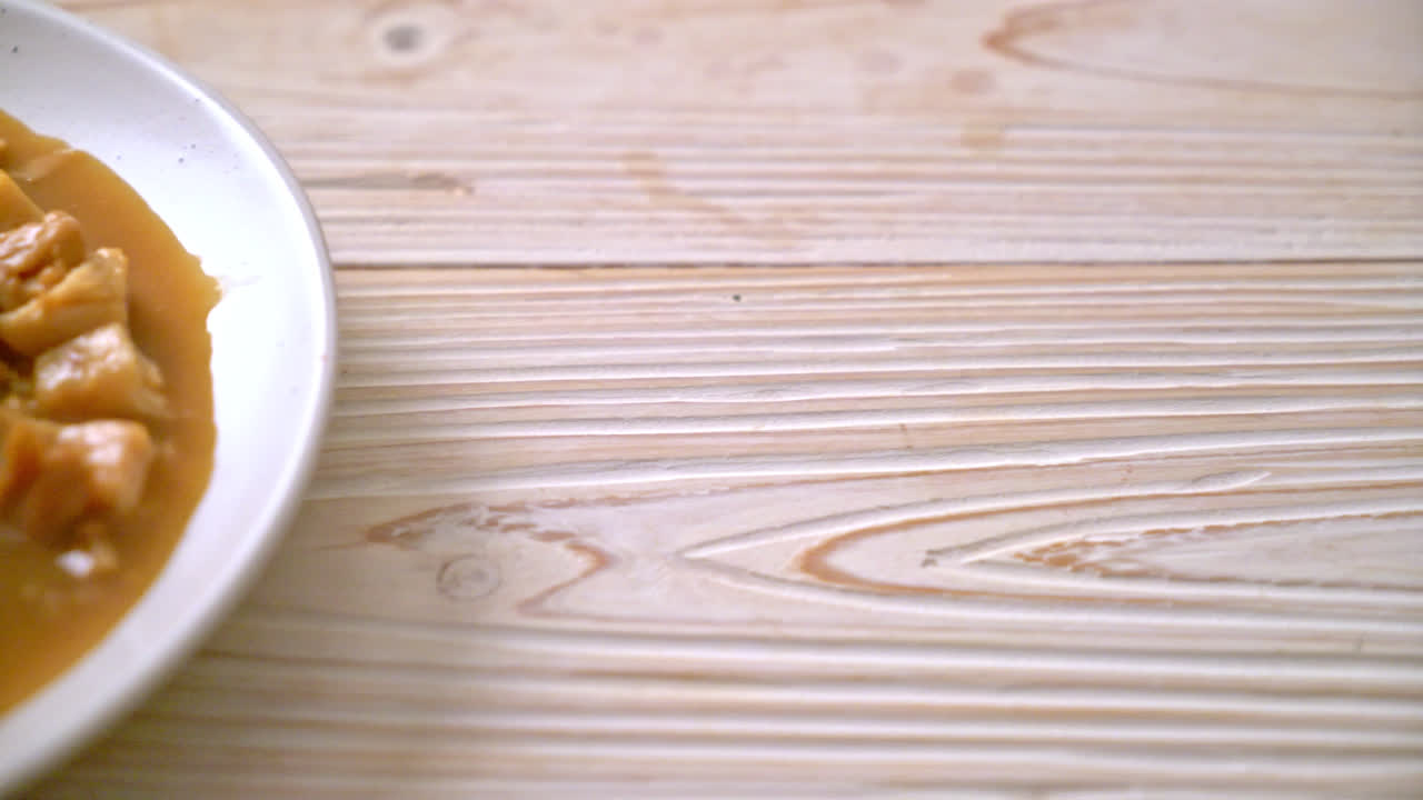 pollo en salsa marrón o salsa gravy con arroz - estilo de comida asiática