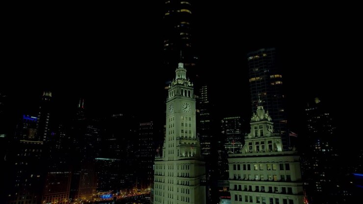 achteruit vliegen in het centrum van chicago 's nachts