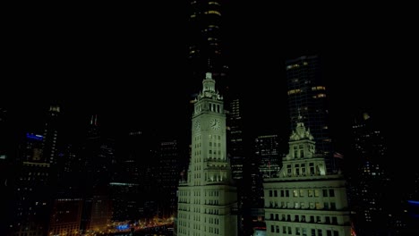volar hacia atrás en el centro de chicago por la noche