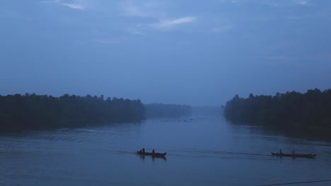 Sonnenaufgang-In-Den-Backwaters,-Fischer-Kommen-Am-Ufer-An