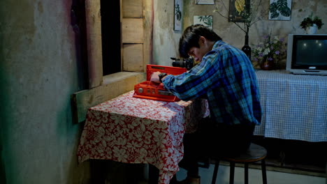 técnico arreglando la radio en la mesa, estática