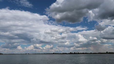 Eine-Nachmittägliche-Kreuzfahrt-Auf-Dem-Mächtigen-Zambezi-Entlang-Der-Nambischen-Seite-Mit-Blick-Auf-Sambia