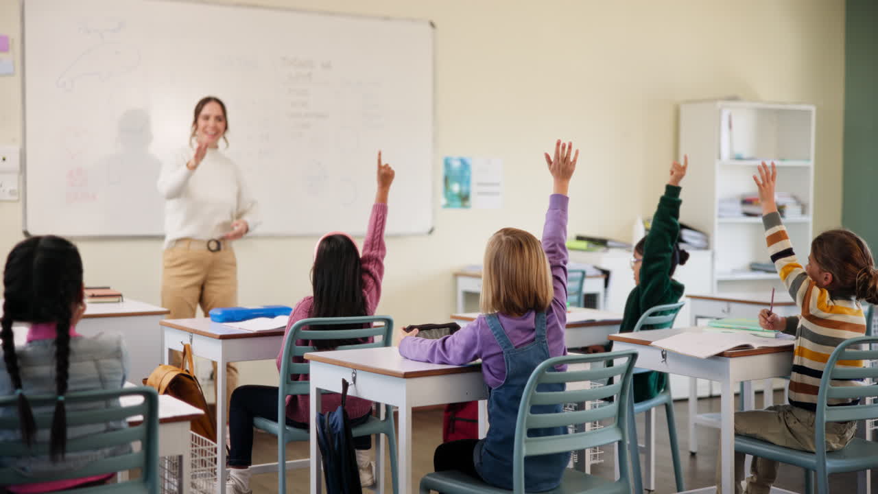 escena del aula con estudiantes y maestros