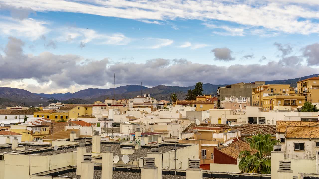 timelapse - día soleado cielo azul, nubes sobre la ciudad de málaga, españa