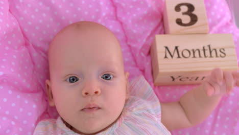 retrato de una niña de tres meses