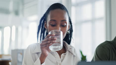 Agua,-Sonrisa-Y-Una-Mujer-Negra-Con-Una-Computadora-Portátil