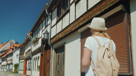 frau mit karte in der alten deutschen straße