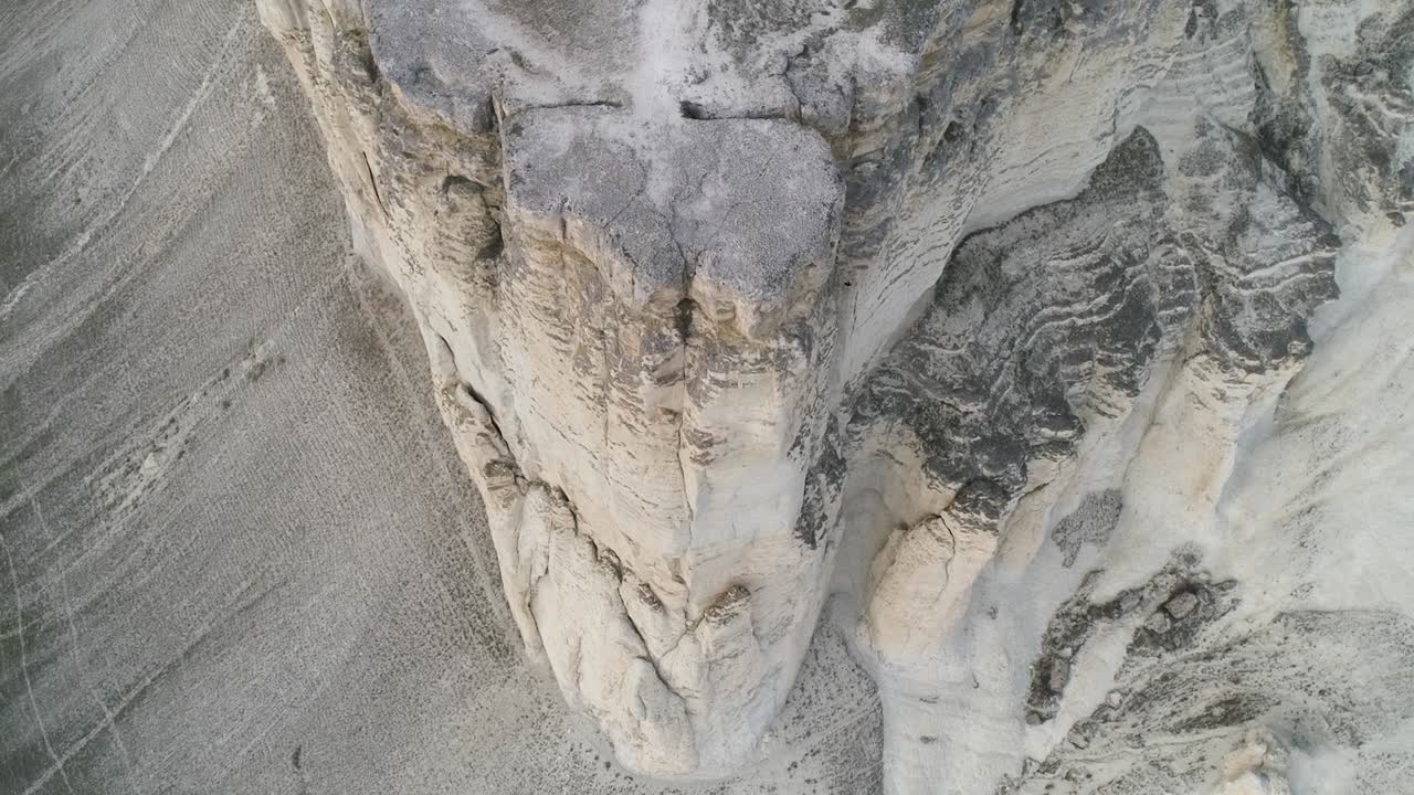 vista aérea de una dramática cara de acantilado