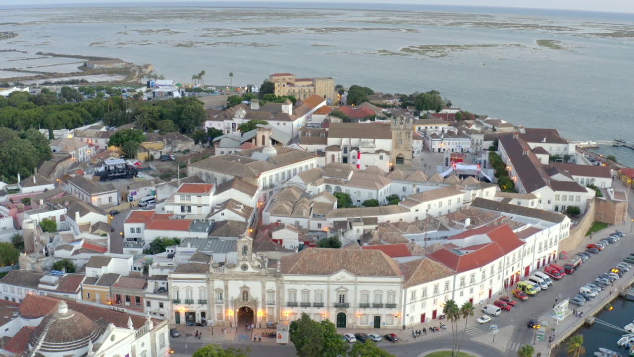 Faro Algarve, letecký záběr městské mariny a pobřežních budov.