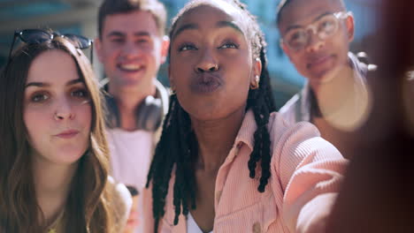 universidad, amigos y selfie de estudiantes