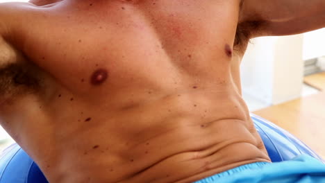 hombre en forma haciendo abdominales sin camisa