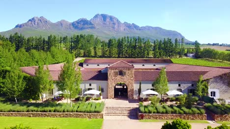 南非首都开普敦的葡萄酒厂 (stellenbosch winery) 的空中倒影