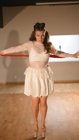 mujer interpretando danza contemporánea