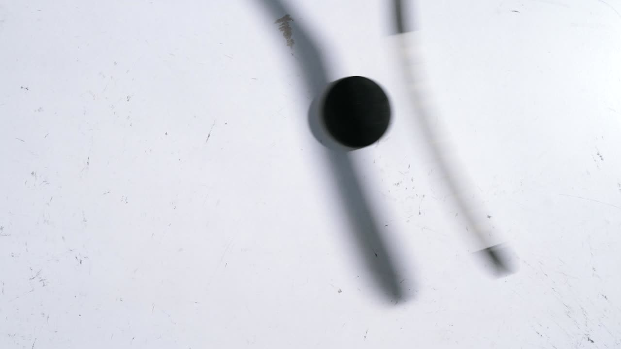 palo de hockey sobre hielo y disco en la vista superior fondo blanco, equipo para jugador de hockey en la temporada de juegos de invierno, primer plano en el diseño de kevlar del palo de hockey sobre hielo.