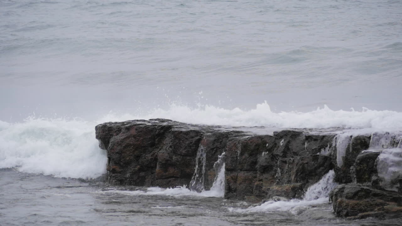 바위를 치는 슬로우 모션 파도