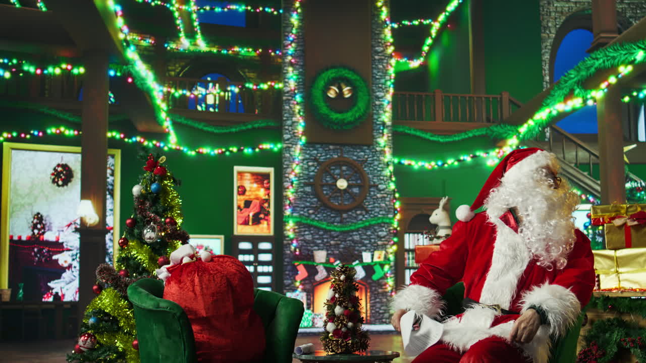 산타가 편지를 읽는 것