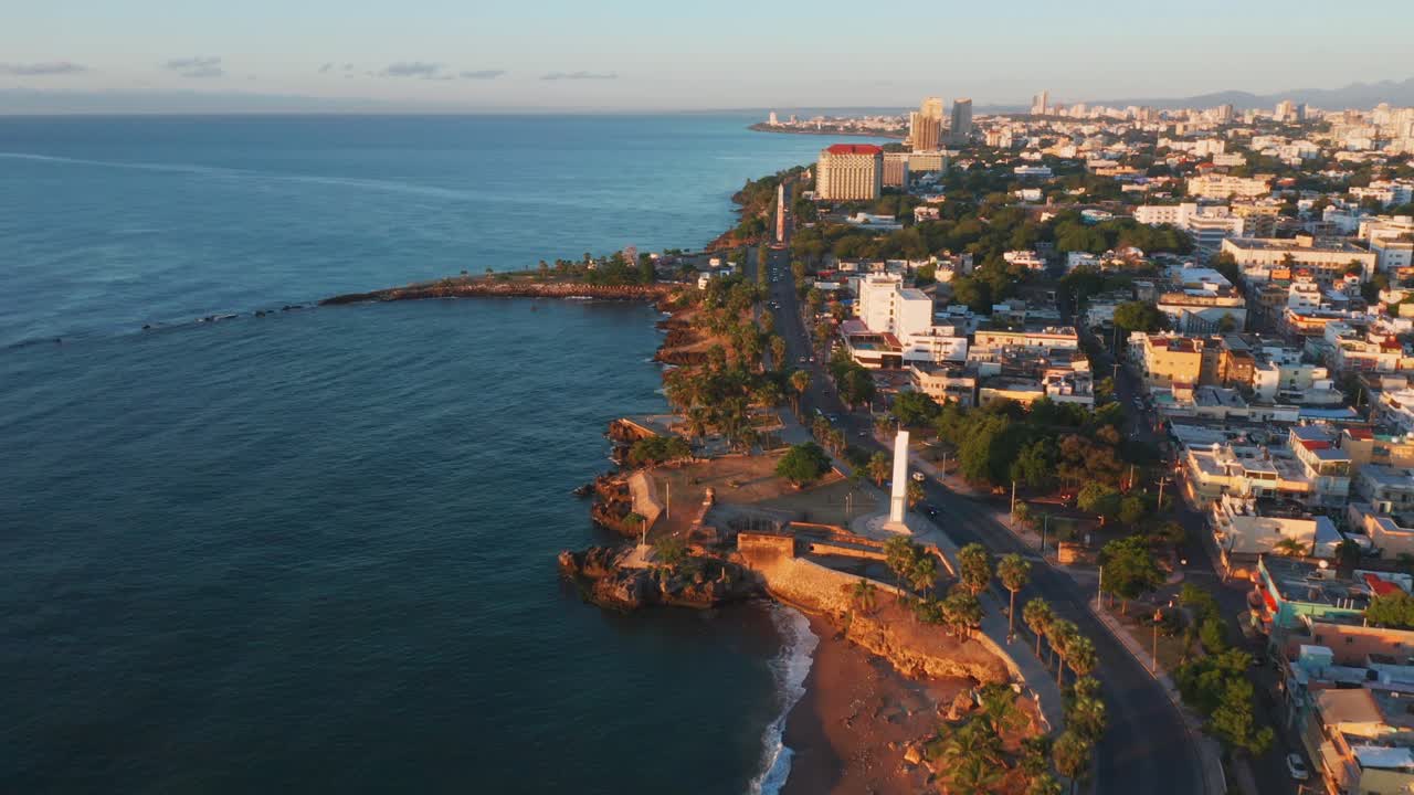 toma aérea sobre la avenida george washington, en el malecón de santo domingo con vista al obelisco femenino y masculino