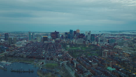 Großstadt-In-Der-Dämmerung.-Luftaufnahme-Der-Städtischen-Nachbarschaft-Am-Wasser-Und-In-Der-Innenstadt-Von-Bürohochhäusern-Im-Hintergrund.-Boston,-USA