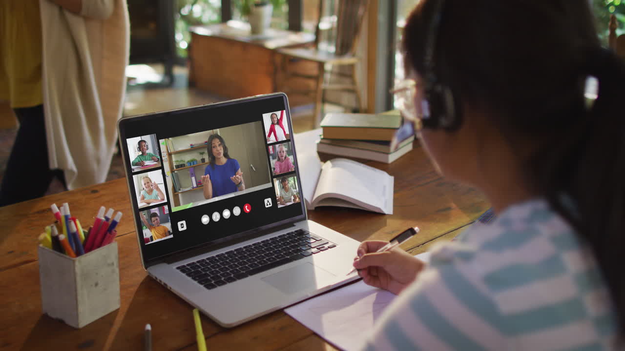 composición de una niña que usa una computadora portátil para una lección en línea en casa, con un maestro y una clase diversos en la pantalla