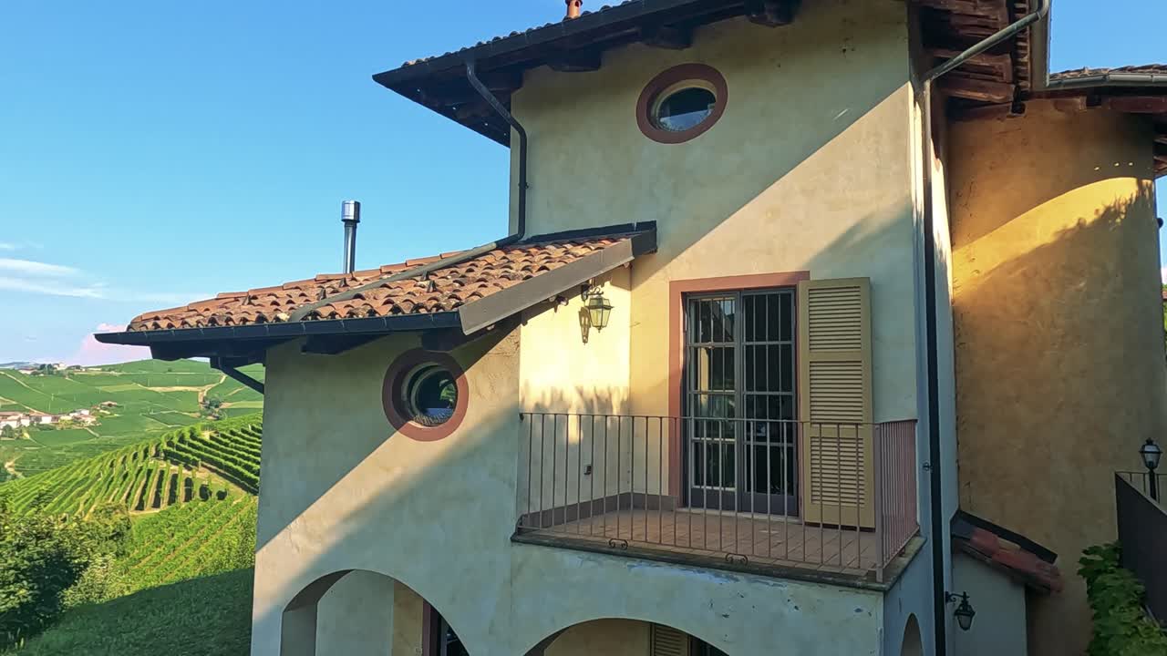 이탈리아 쿠네오의 아름다운 포도원 풍경