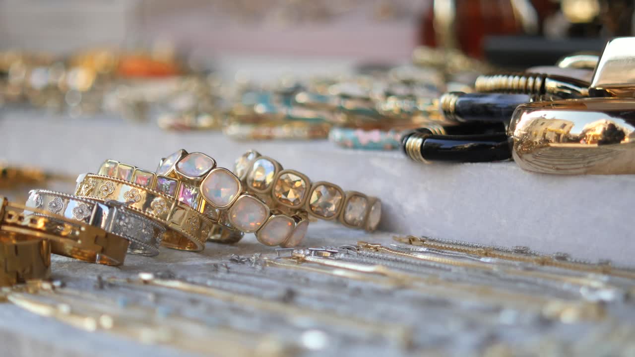 Exposición de diversas joyas y pulseras