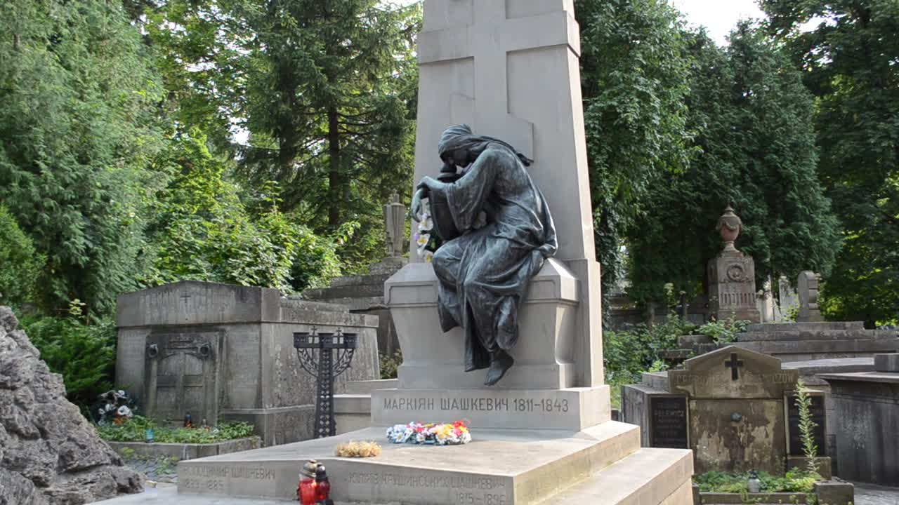Monumen indah. Lviv, Ukraina. Pemakaman Lychakovsky, situs bersejarah dan memorial (sejak 1991) di Lviv, di distrik bersejarah Lychakov, salah satu pemakaman tertua di Ukraina