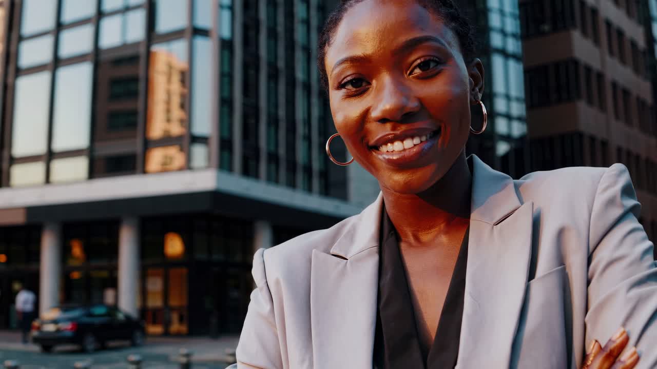 mujer de negocios confiada en la ciudad