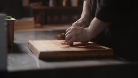 el chef cortando una cebolla