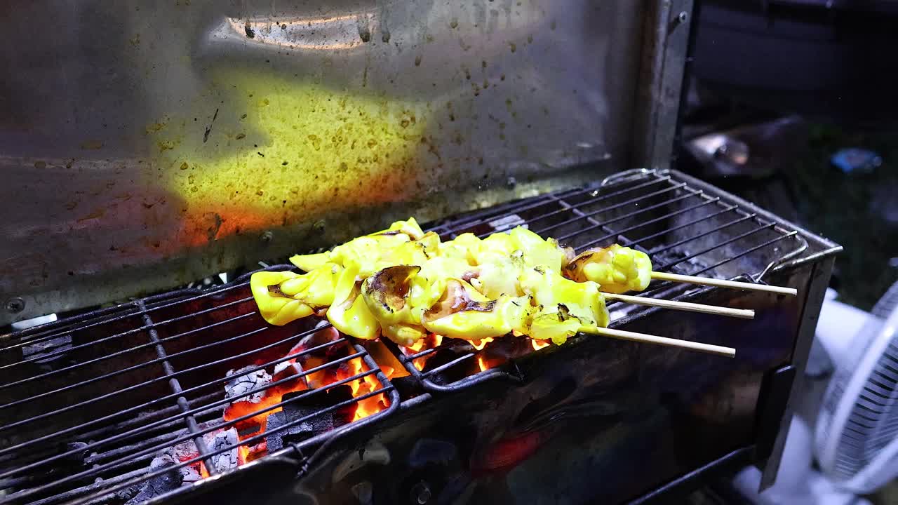 오징어 스피어 가 뜨거운 불 에서 구워지고 있다