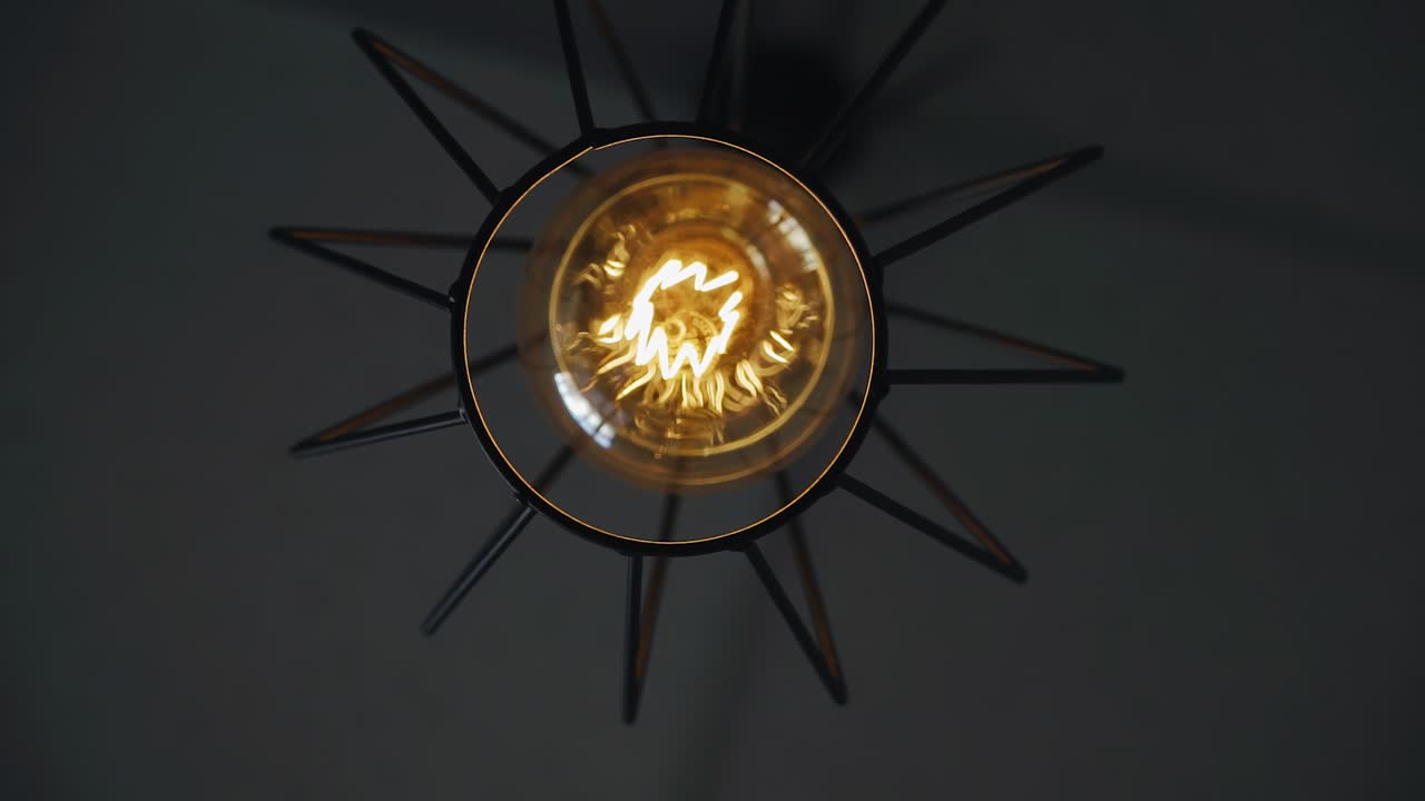 일광 램프와 천장에 매달린 흥미로운 램프. 아래에서 주제를 촬영