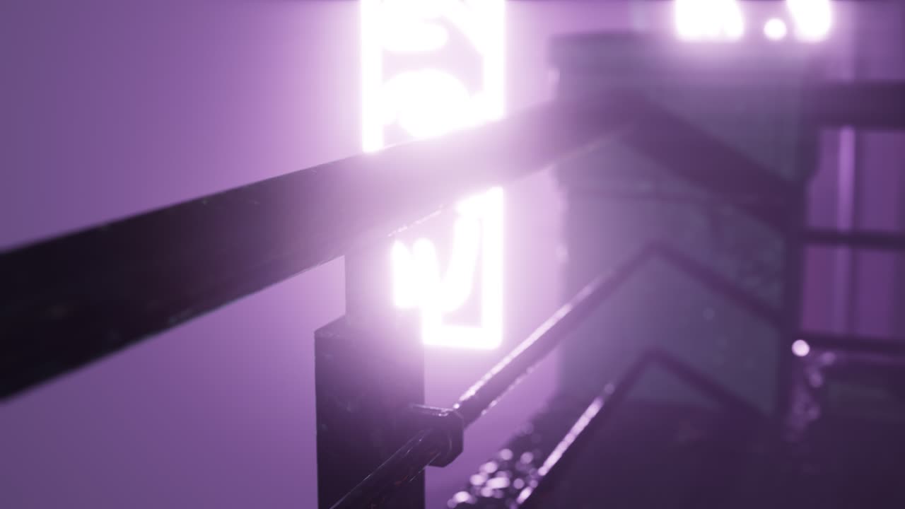 luces de neón en enfoque suave en la calle con niebla por la noche