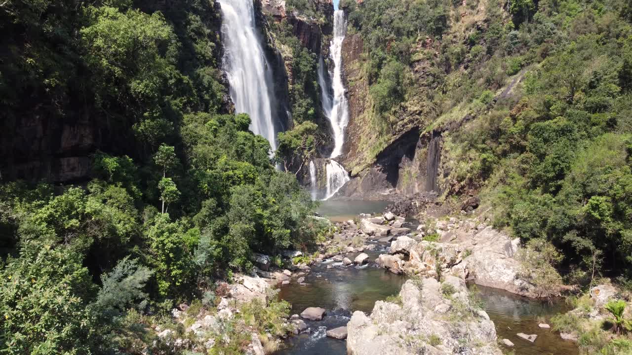 vista aérea del río y la cascada en la gran escarpa de drakensberg, que encierra la meseta central del sur de áfrica
