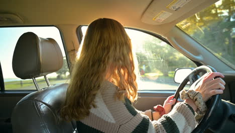 jovencita apoyándose en cómo conducir para la educación de los conductores
