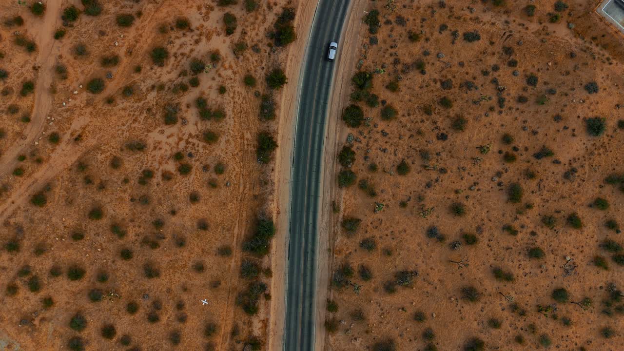 모하비 사막 의 조슈아 트리 국립 공원 에서 캘리포니아 주 도로 62 에 있는 자동차 들 의  ⁇  면