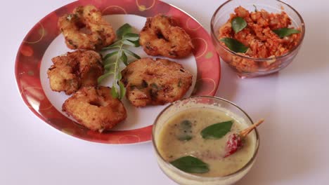 Sambar,-Vada-Y-Chutney-De-Coco,-Desayuno-Del-Sur-De-La-India